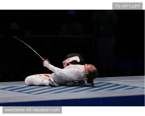 击剑选手空中刺击命中，全场震撼