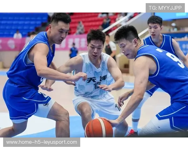 球队进行高强度小组对抗，教练强调拼抢意识