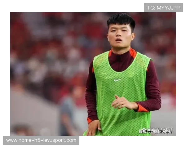 上海海港右路攻防一体，杨希下底传中直找后点